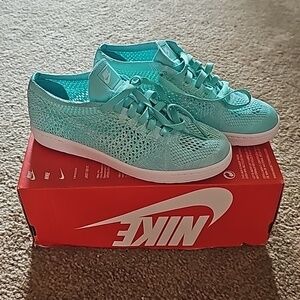 Nike Womens Tennis Classic Ultra Flyknit Sneakers
